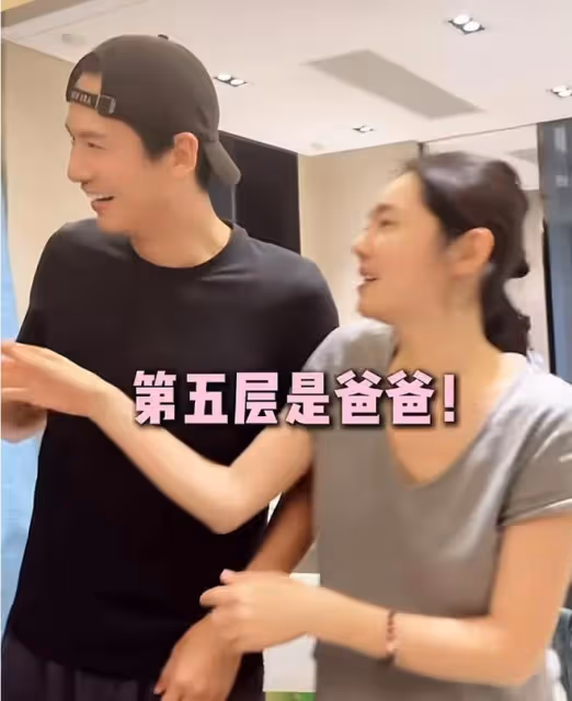 於曉光一家五口玩遊戲，秋瓷炫大方親吻公公臉頰，翁媳相處太好了