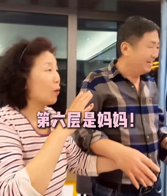 於曉光一家五口玩遊戲，秋瓷炫大方親吻公公臉頰，翁媳相處太好了