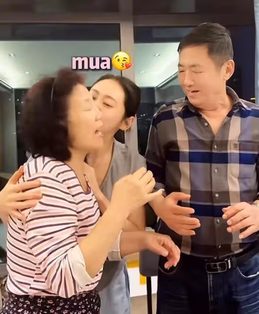 於曉光一家五口玩遊戲，秋瓷炫大方親吻公公臉頰，翁媳相處太好了