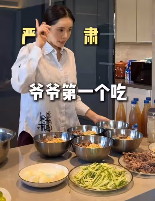 於曉光一家五口玩遊戲,秋瓷炫大方親吻公公臉頰,翁媳相處太好了