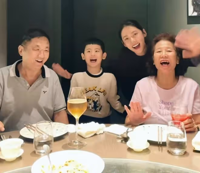 於曉光一家五口玩遊戲,秋瓷炫大方親吻公公臉頰,翁媳相處太好了
