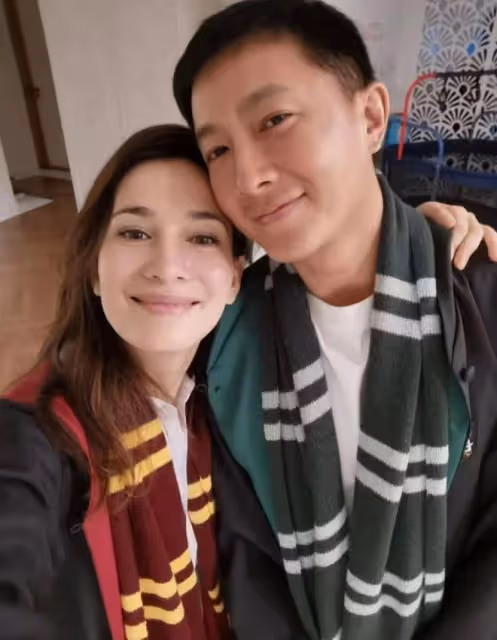 韓庚老婆曬全家福,夫妻穿情侶學院服撒糖,2歲女兒南瓜裝超級萌
