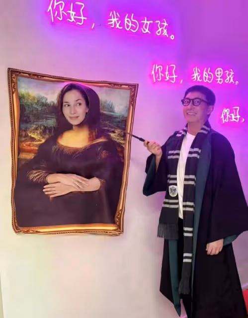 韓庚老婆曬全家福,夫妻穿情侶學院服撒糖,2歲女兒南瓜裝超級萌