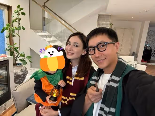 韓庚老婆曬全家福,夫妻穿情侶學院服撒糖,2歲女兒南瓜裝超級萌