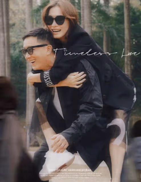 韓庚老婆曬全家福，夫妻穿情侶學院服撒糖，2歲女兒南瓜裝超級萌