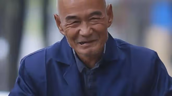 花甲老人拾荒28年,仍將撿到的500元上交:匍匐老人,感動網友?