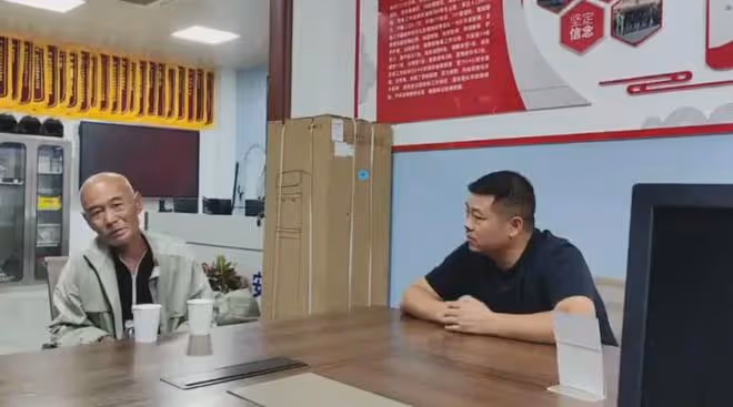 花甲老人拾荒28年,仍將撿到的500元上交:匍匐老人,感動網友?