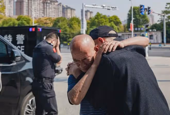 花甲老人拾荒28年,仍將撿到的500元上交:匍匐老人,感動網友?