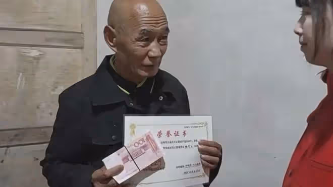 花甲老人拾荒28年,仍將撿到的500元上交:匍匐老人,感動網友?