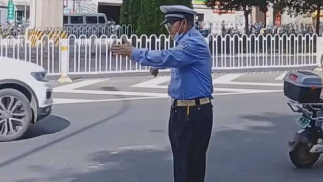 花甲老人拾荒28年,仍將撿到的500元上交:匍匐老人,感動網友?