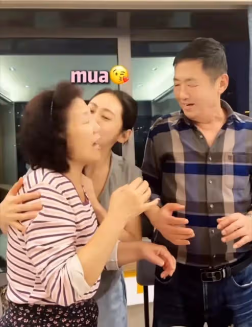 秋瓷炫於曉光一家五口好歡樂,一起玩APT遊戲,互親臉頰不扭捏