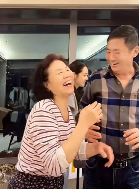 秋瓷炫於曉光一家五口好歡樂,一起玩APT遊戲,互親臉頰不扭捏