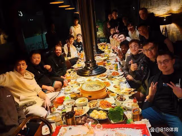 地主之誼！郭艾倫回瀋陽請廣州隊吃烤肉大餐，拉大鋸切蛋糕笑翻全場