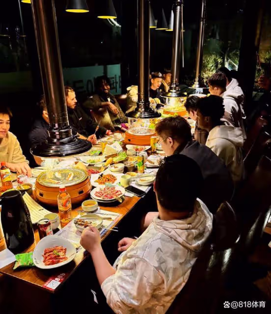 地主之誼！郭艾倫回瀋陽請廣州隊吃烤肉大餐，拉大鋸切蛋糕笑翻全場