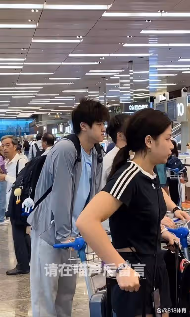 辛苦!潘展樂6點起床趕早班機回國,一頭炸毛推行李車哈欠連天