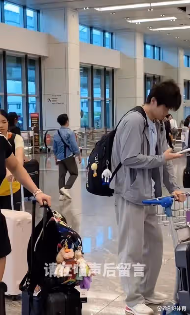 辛苦!潘展樂6點起床趕早班機回國,一頭炸毛推行李車哈欠連天