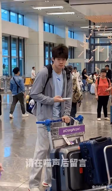 辛苦!潘展樂6點起床趕早班機回國,一頭炸毛推行李車哈欠連天