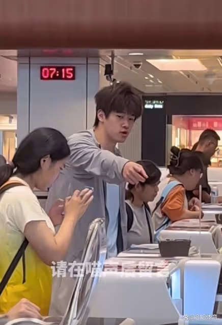 辛苦!潘展樂6點起床趕早班機回國,一頭炸毛推行李車哈欠連天