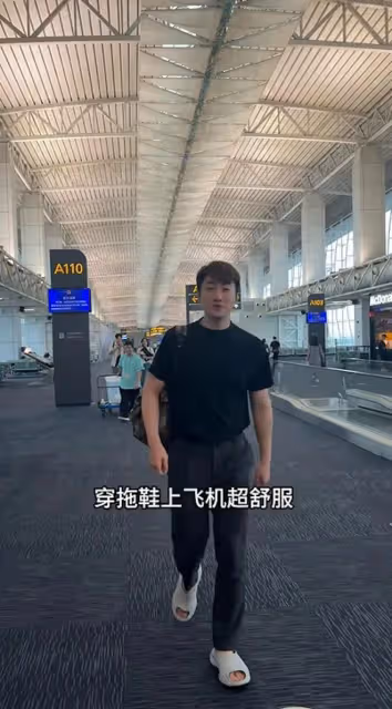 前TVB男星被捕獲在街邊賣香腸,多次經營生意均倒閉,轉型做網上直播帶貨