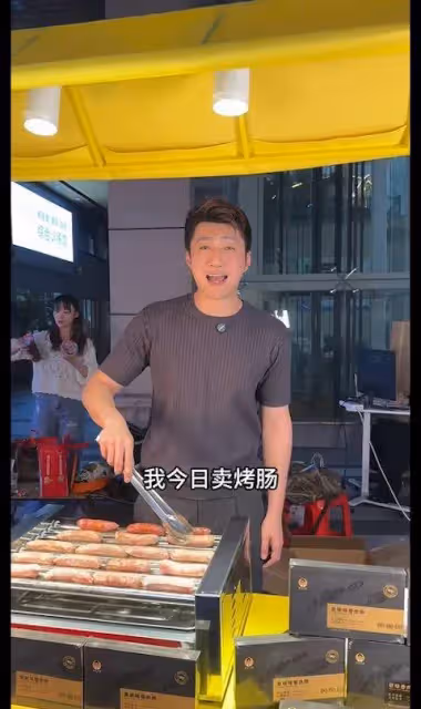 前TVB男星被捕獲在街邊賣香腸,多次經營生意均倒閉,轉型做網上直播帶貨