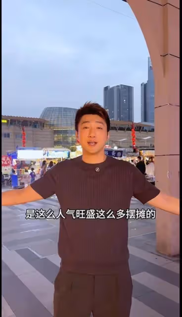 前TVB男星被捕獲在街邊賣香腸,多次經營生意均倒閉,轉型做網上直播帶貨