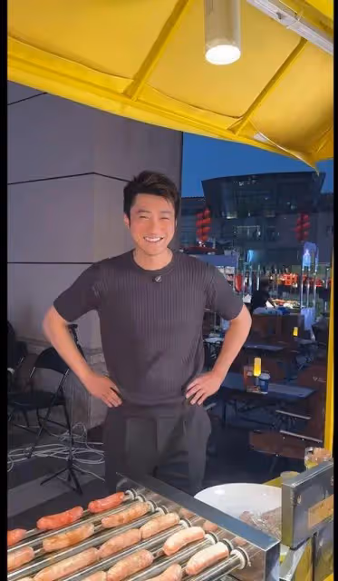 前TVB男星被捕獲在街邊賣香腸,多次經營生意均倒閉,轉型做網上直播帶貨
