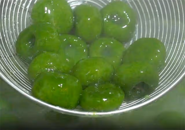 沒事吃點菠菜,加碗澱粉簡單一做,能當主食能當菜,湯汁多有嚼勁