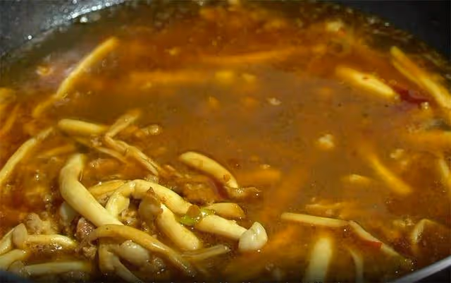 沒事吃點菠菜,加碗澱粉簡單一做,能當主食能當菜,湯汁多有嚼勁