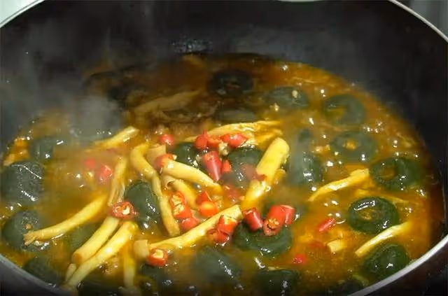 沒事吃點菠菜,加碗澱粉簡單一做,能當主食能當菜,湯汁多有嚼勁