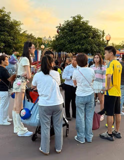 何猷君奚夢瑤一家游迪士尼,母女倆穿親子裝好有愛