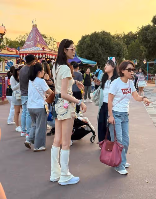 何猷君奚夢瑤一家游迪士尼,母女倆穿親子裝好有愛