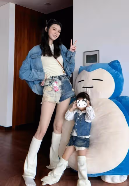 何猷君奚夢瑤一家游迪士尼,母女倆穿親子裝好有愛