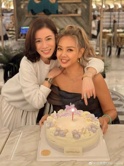 七魔女組團為鍾麗淇慶生!48歲壽星穿抹胸裙秀好身材,已息影多年