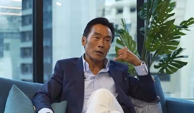 香港知名男星有美女相伴出海,離婚後凈身出戶,差點患上抑鬱症
