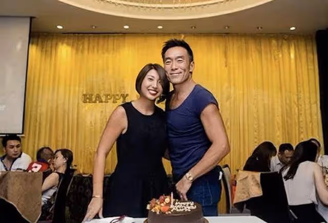 香港知名男星有美女相伴出海,離婚後凈身出戶,差點患上抑鬱症