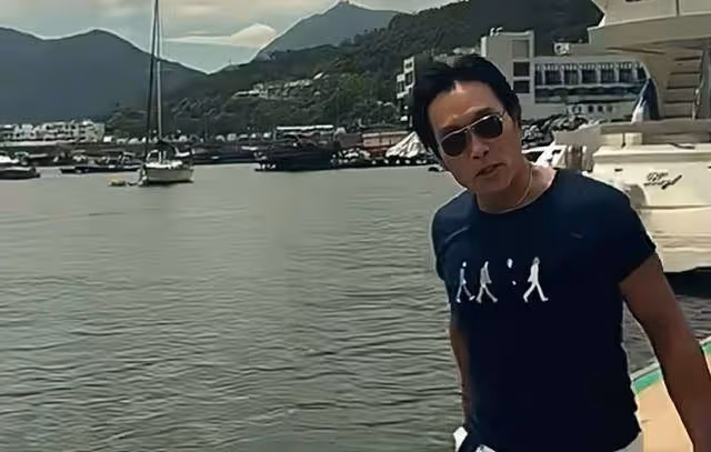 香港知名男星有美女相伴出海,離婚後凈身出戶,差點患上抑鬱症
