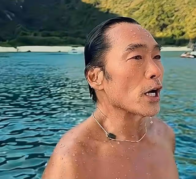 香港知名男星有美女相伴出海,離婚後凈身出戶,差點患上抑鬱症