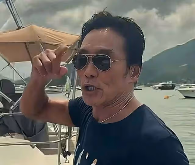 香港知名男星有美女相伴出海,離婚後凈身出戶,差點患上抑鬱症
