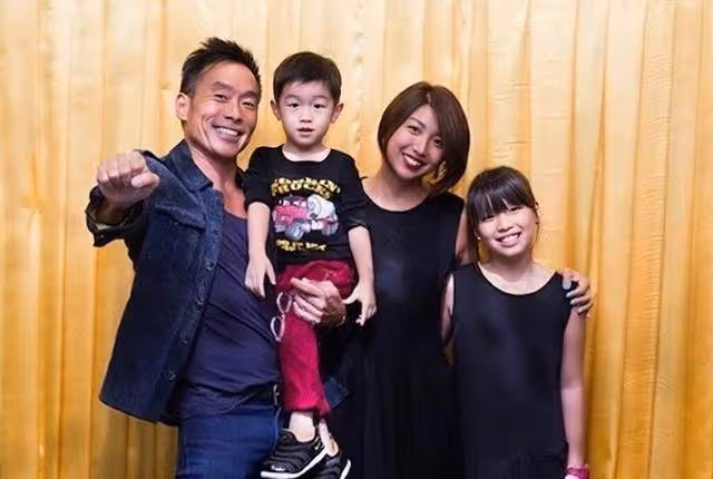 香港知名男星有美女相伴出海,離婚後凈身出戶,差點患上抑鬱症