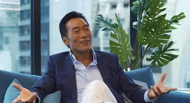 香港知名男星有美女相伴出海,離婚後凈身出戶,差點患上抑鬱症