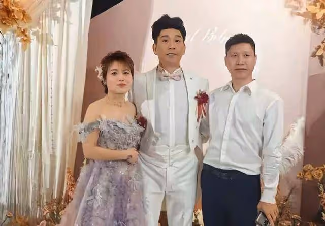 恭喜!香港知名男星與三婚妻子補辦婚禮,57歲老來得子如願當爸