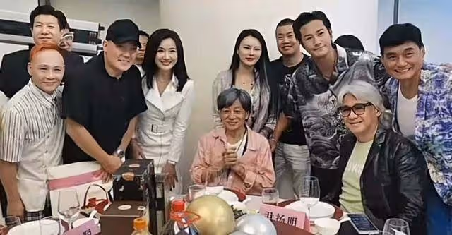恭喜!香港知名男星與三婚妻子補辦婚禮,57歲老來得子如願當爸