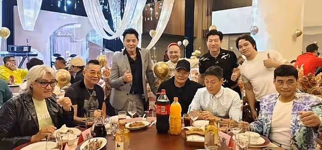 恭喜!香港知名男星與三婚妻子補辦婚禮,57歲老來得子如願當爸