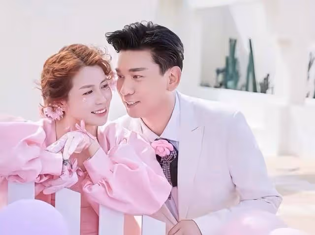恭喜!香港知名男星與三婚妻子補辦婚禮,57歲老來得子如願當爸