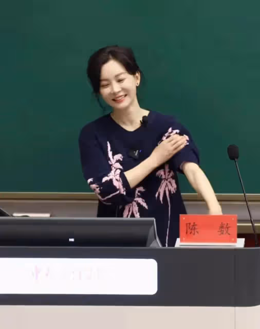 陳數現身中戲授課,一身穿搭簡單大方超知性,一板一眼專業性十足