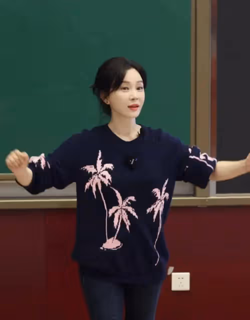 陳數現身中戲授課,一身穿搭簡單大方超知性,一板一眼專業性十足