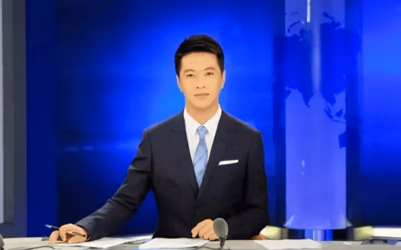 46歲央視主持顧國寧追悼會！第二任妻子全程守靈，遺照被鮮花包圍