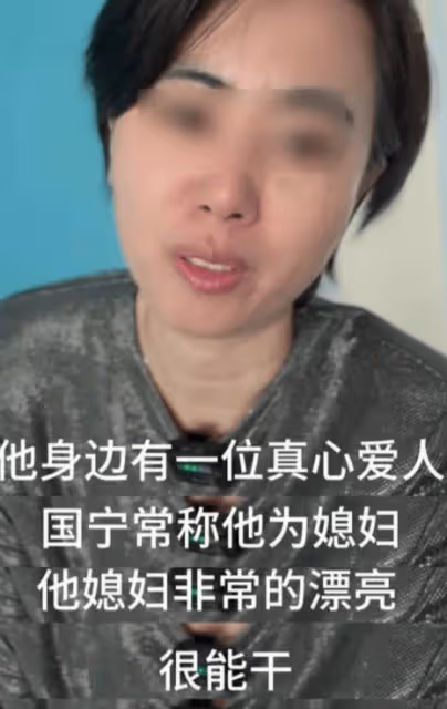 46歲央視主持顧國寧追悼會!第二任妻子全程守靈,遺照被鮮花包圍