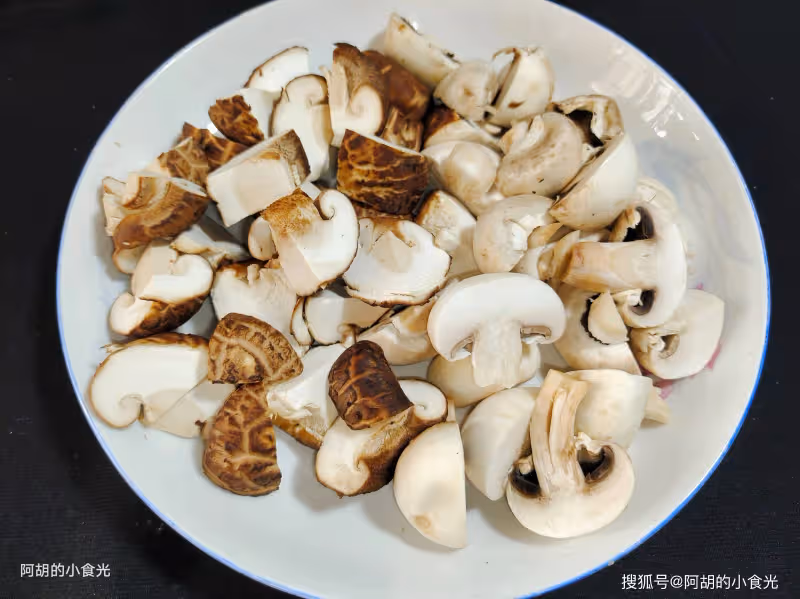 蓮藕、蘿蔔靠邊站，這菜才是秋補菜王！簡單燜一鍋，有豆有菌菇、滑嫩又爆汁