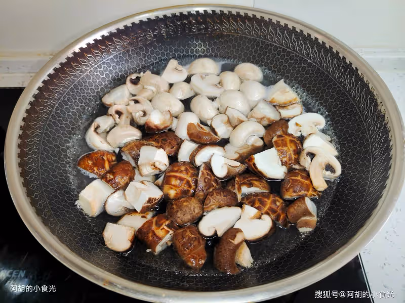 蓮藕、蘿蔔靠邊站，這菜才是秋補菜王！簡單燜一鍋，有豆有菌菇、滑嫩又爆汁